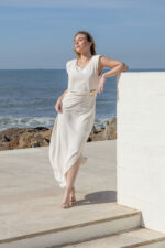 VESTIDO LONGO CRU COM DETALHE DOURADO NA CINTURA RINASCIMENTO - Image 2