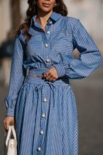 CAMISA AZUL ÀS RISCAS COM CINTURA FRANZIDA SAHOCO - Image 2