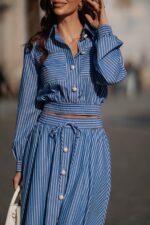 CAMISA AZUL ÀS RISCAS COM CINTURA FRANZIDA SAHOCO - Image 5