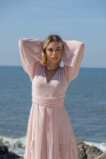 VESTIDO COMPRIDO ROSA COM FOLHOS E MANGA ABALONADA SAHOCO - Image 10