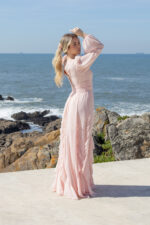 VESTIDO COMPRIDO ROSA COM FOLHOS E MANGA ABALONADA SAHOCO - Image 9