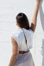 VESTIDO COMPRIDO TAUPE COM CORPO BRILHANTE RINASCIMENTO - Image 4