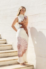 VESTIDO CRU COM ESTAMPA DE CONCHA EM TONS ROSA E CAMEL LANÇA PERFUME - Image 2