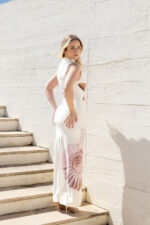 VESTIDO CRU COM ESTAMPA DE CONCHA EM TONS ROSA E CAMEL LANÇA PERFUME - Image 4