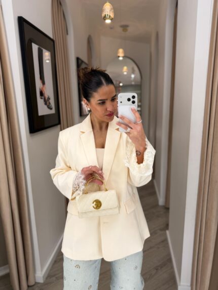BLAZER BEGE COM RENDA NAS MANGAS PONTO CHIC