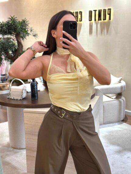 TOP AMARELO ACETINADO COM DETALHE CHOKER EM RENDA PONTO CHIC