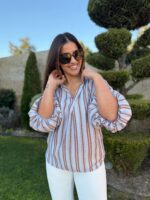 CAMISA AZUL COM RISCA CASTANHA E MANGA ABALONADA PONTO CHIC