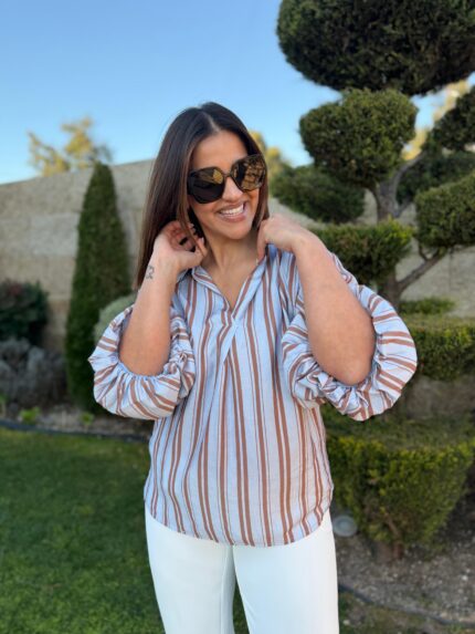 CAMISA AZUL COM RISCA CASTANHA E MANGA ABALONADA PONTO CHIC