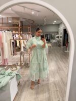 VESTIDO COMPRIDO VERDE ÁGUA EM RENDA COM CINTO PONTO CHIC - Image 3