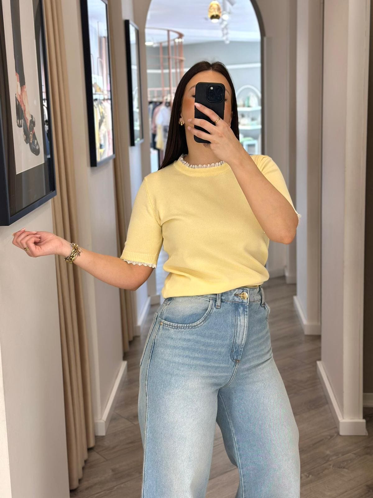 WhatsApp Image 2026-03-24 at 11.47.16 (2) CAMISOLA DE MALHA AMARELO MANTEIGA COM DETALHE EM RENDA PONTO CHIC - Image 1