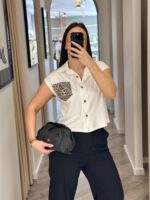 BLUSA BRANCA COM BOLSO ANIMAL PRINT E BRILHANTES PONTO CHIC