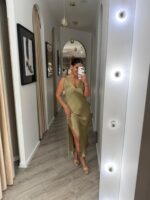 VESTIDO COMPRIDO ACETINADO BEGE ESCURO COM DECOTE EM V DIXIE - Image 5