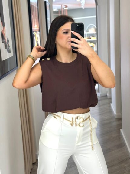 TOP CASTANHO COM OMBREIRAS E DETALHES DOURADOS PONTO CHIC