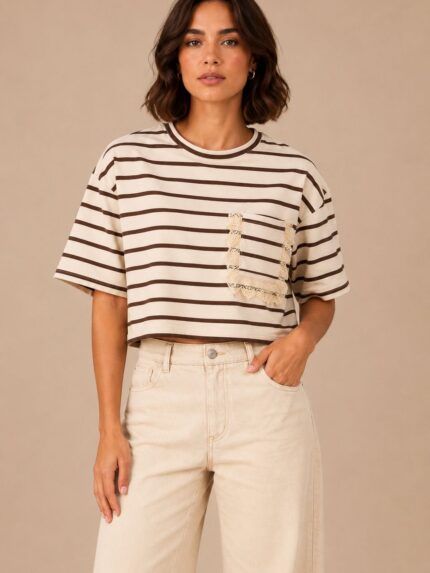 T-SHIRT ÀS RISCAS CASTANHAS COM BOLSO EM RENDA DIXIE