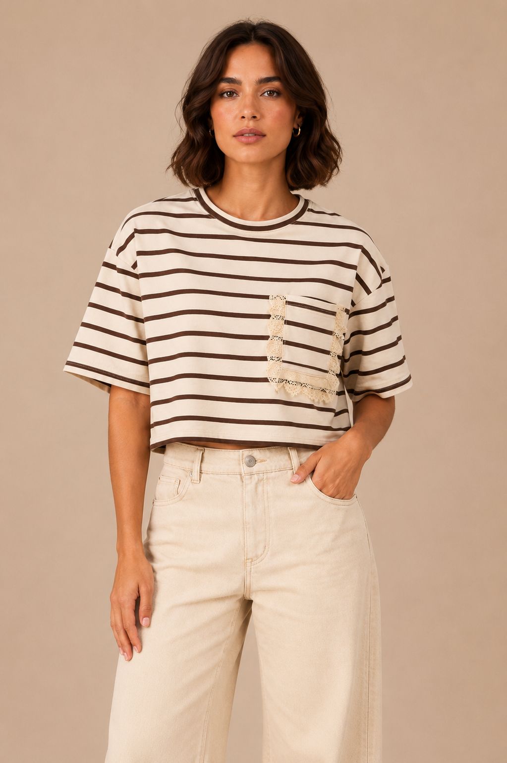 WhatsApp Image 2026-05-25 at 17.38.35 T-SHIRT ÀS RISCAS CASTANHAS COM BOLSO EM RENDA DIXIE - Image 1