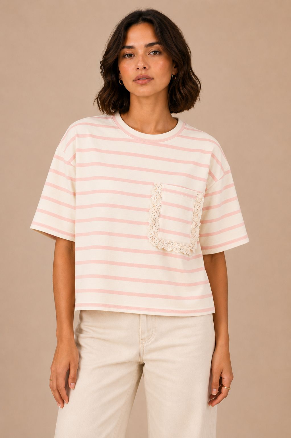 WhatsApp Image 2026-05-25 at 17.44.43 T-SHIRT ÀS RISCAS ROSA COM BOLSO EM RENDA DIXIE - Image 1