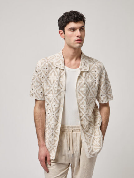 CAMISA EM MALHA CROCHET BEGE E BRANCO COM PADRÃO GEOMÉTRICO GIANNI LUPO