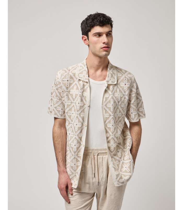 camicia-a-maniche-corte-in-crochet (2) CAMISA EM MALHA CROCHET BEGE E BRANCO COM PADRÃO GEOMÉTRICO GIANNI LUPO - Image 1