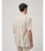 CAMISA EM MALHA CROCHET BEGE E BRANCO COM PADRÃO GEOMÉTRICO GIANNI LUPO - Image 4