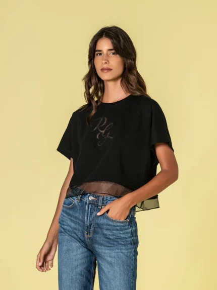T-SHIRT PRETA COM DETALHE EM TULE E LOGÓTIPO RUGA
