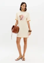 VESTIDO T-SHIRT BEGE COM ESTAMPA FRONTAL LANÇA PERFUME - Image 2