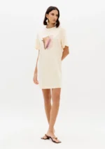 VESTIDO T-SHIRT BEGE COM ESTAMPA FRONTAL LANÇA PERFUME - Image 3