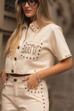 SOBRECAMISA CROPPED BEGE COM TACHAS E BOLSOS MISS YOU - Image 2