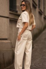 SOBRECAMISA CROPPED BEGE COM TACHAS E BOLSOS MISS YOU - Image 5