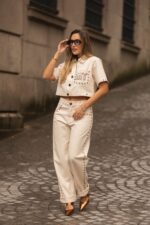 SOBRECAMISA CROPPED BEGE COM TACHAS E BOLSOS MISS YOU - Image 4