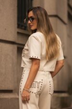 SOBRECAMISA CROPPED BEGE COM TACHAS E BOLSOS MISS YOU - Image 3