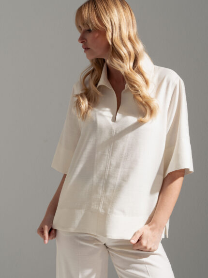 TÚNICA FLUIDA BEGE COM COLARINHO FERRACHE
