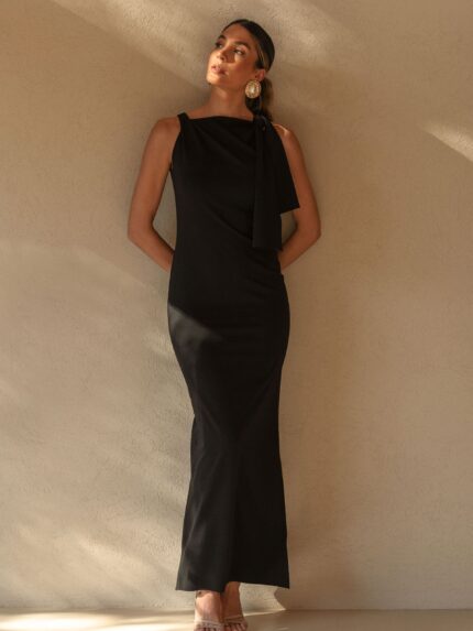 VESTIDO PRETO COMPRIDO COM DRAPEADO E LAÇO NO OMBRO FERRACHE