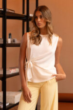 TOP BRANCO COM DRAPEADO NA LATERAL FERRACHE