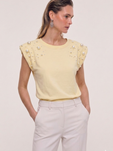 T-SHIRT AMARELA COM APLICAÇÕES DE PÉROLAS PONTO CHIC