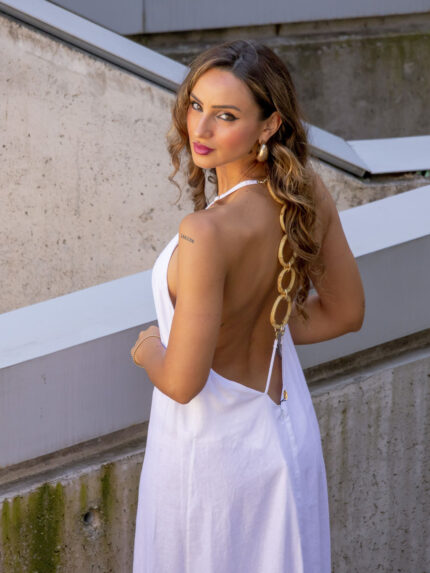 VESTIDO CRU COM ARGOLAS DECORATIVAS NAS COSTAS LANÇA PERFUME