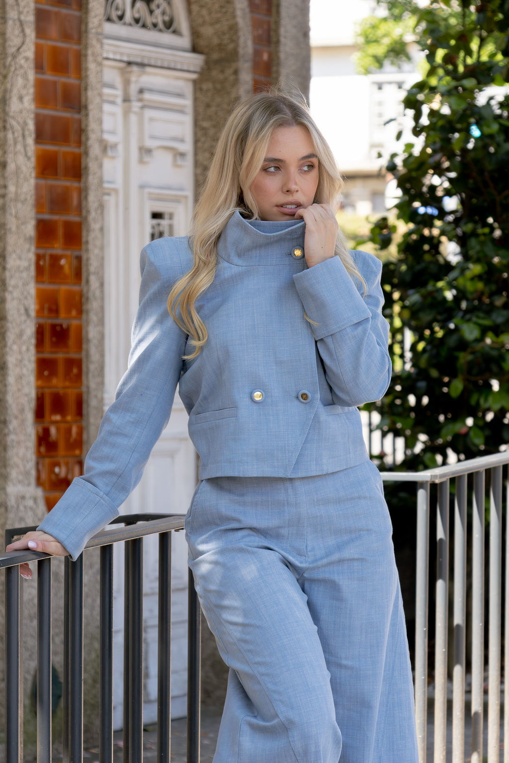 IMG_8999 BLAZER CROPPED AZUL DENIM COM GOLA ESTRUTURADA IMPERIAL - Image 1