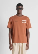 T-SHIRT TERRACOTA COM ESTAMPA ANTONY MORATO