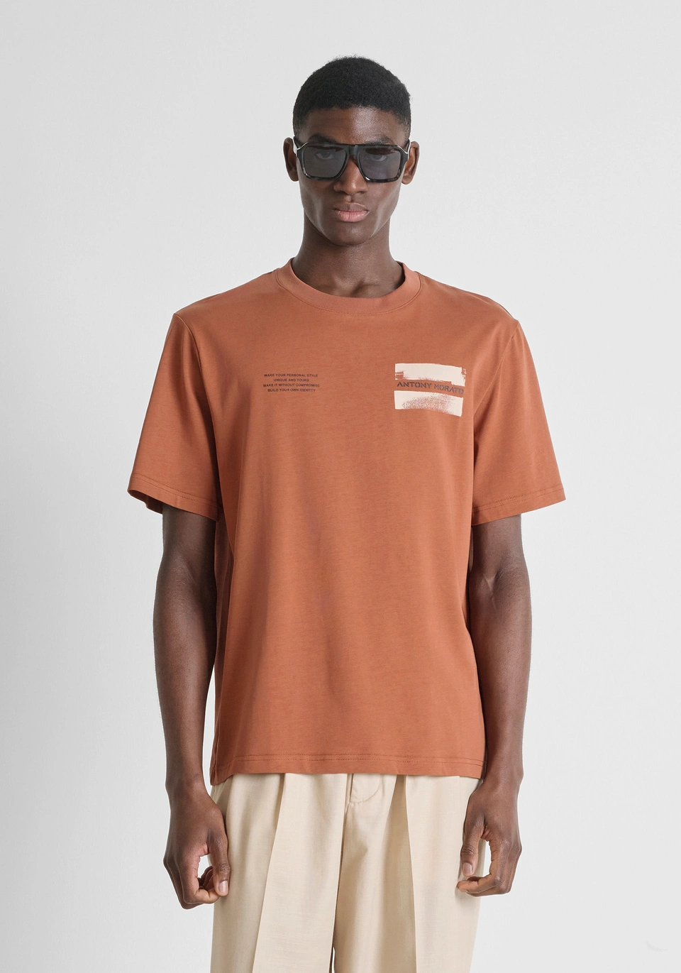 MMKS02649-FA100258-2108_03 T-SHIRT TERRACOTA COM ESTAMPA ANTONY MORATO - Image 1
