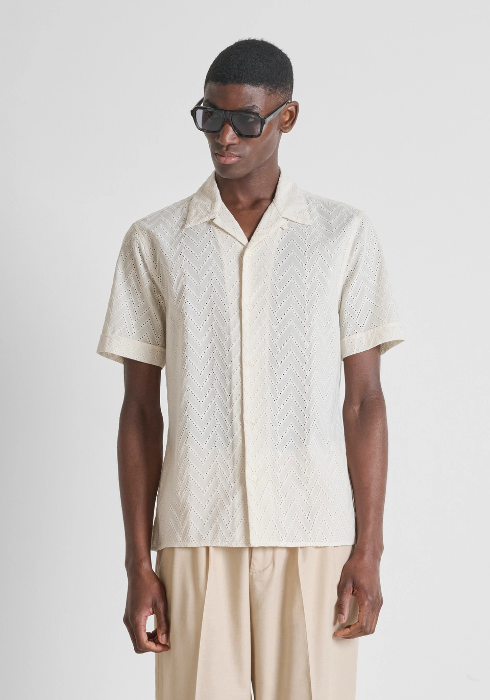 MMSS00189-FA440068-1021_02 CAMISA BEGE COM PADRÃO PERFURADO ANTONY MORATO - Image 1