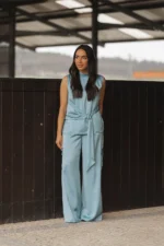 TOP ACETINADO AZUL COM DRAPEADO E FIVELA SAHOCO