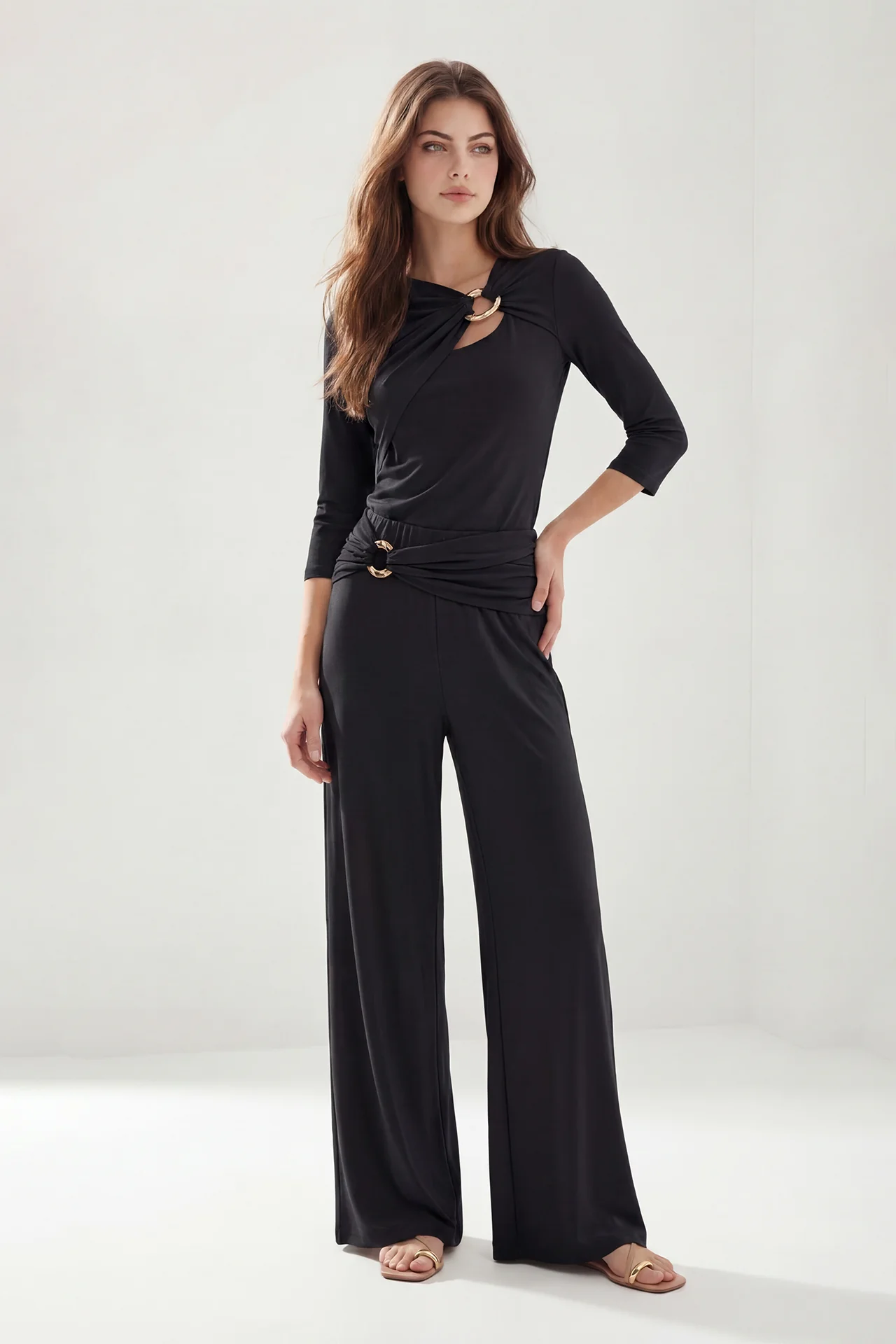 SAHOCO-SS26-modelo5_1f83c2d8-98ee-488f-88f2-6de9877b2865 CALÇA PRETA COM DRAPEADO E PORMENOR DOURADO SAHOCO - Image 1
