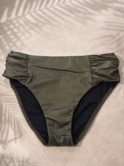 CUECA DE BIQUÍNI VERDE METALIZADO COM DRAPEADO LATERAL PONTO CHIC