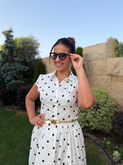 CAMISA BRANCA COM BOLAS PRETAS E FOLHO PONTO CHIC