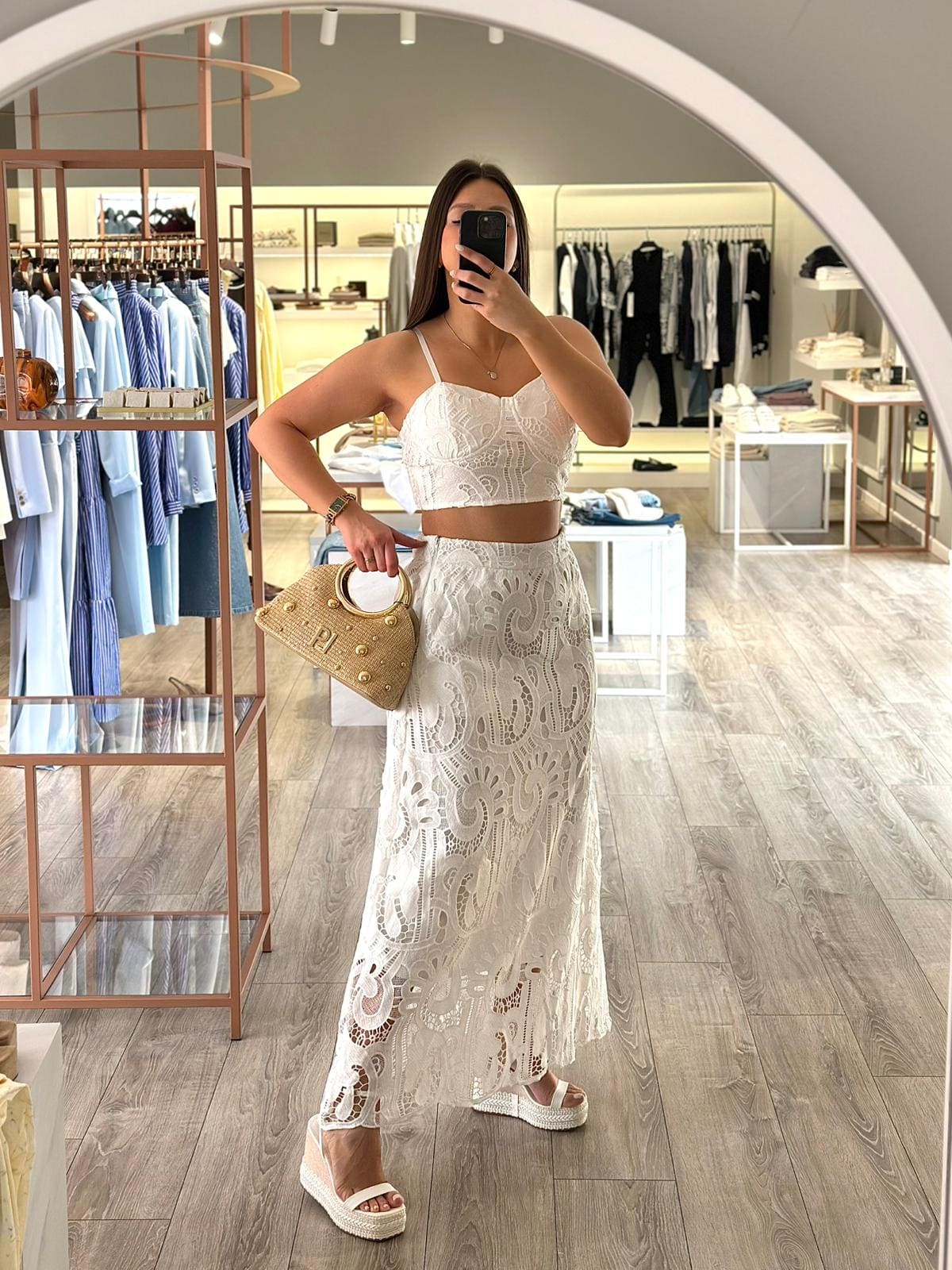 WhatsApp Image 2026-04-14 at 14.57.36 CONJUNTO BRANCO EM RENDA COM TOP E SAIA PONTO CHIC - Image 1