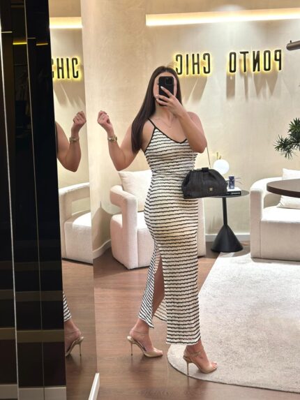 VESTIDO BRANCO E PRETO TEXTURADO COM PADRÃO ÀS RISCA PONTO CHIC