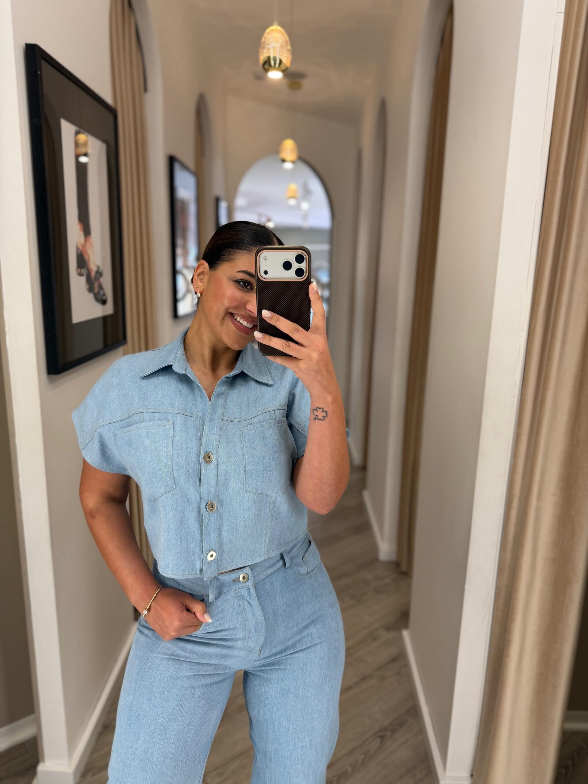 WhatsApp Image 2026-04-17 at 12.05.09 (1) CAMISA CROPPED AZUL DENIM IMPERIAL - Image 1