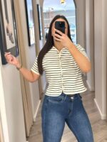 TOP AZUL E BRANCO ÀS RISCAS COM BOTÕES DOURADOS PONTO CHIC
