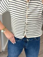 TOP AZUL E BRANCO ÀS RISCAS COM BOTÕES DOURADOS PONTO CHIC - Image 2