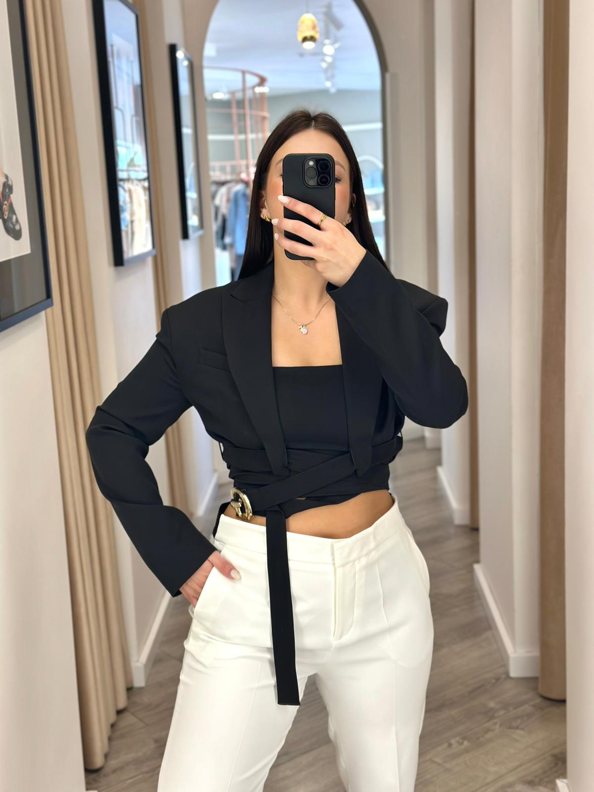 WhatsApp Image 2026-04-22 at 17.09.52 (2) BLAZER CURTO PRETO COM CINTO GAELLE PARIS - Image 1