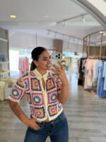 BLUSA CROCHET MULTICOR COM BOTÕES PONTO CHIC - Image 2